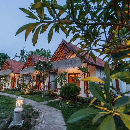 Camar Cottage & Hostel Toyapakeh Exterior photo