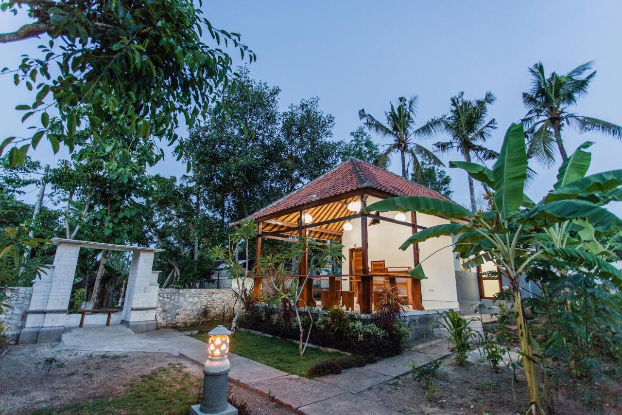 Camar Cottage & Hostel Toyapakeh Exterior photo